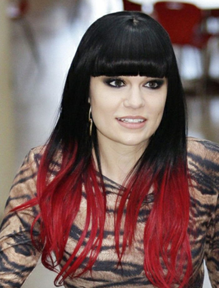 juoda-raudona-plaukų Jessie-j-ekstravagantiškas, plaukai šukuosena