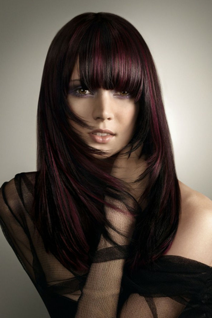 juoda-raudona-plaukų gražus sklandžiai-šukuosena