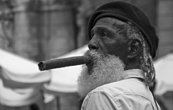 čiernobiele fotografie-old-man-in-Havana Kuba Cigar