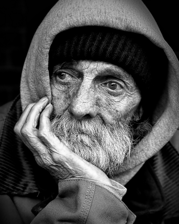 czarno-biała fotografia-old-man smutny