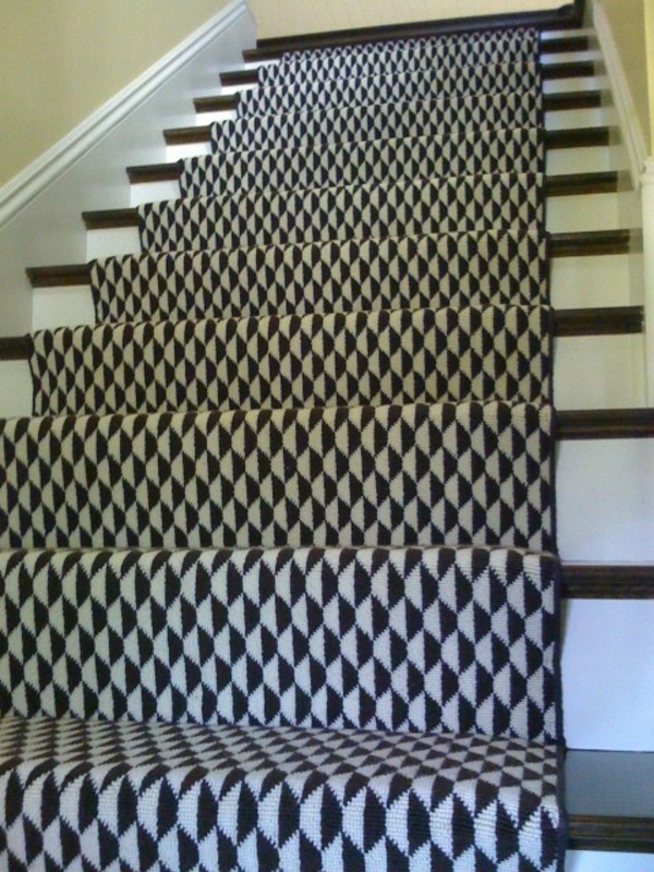 preto-e-branco-tapete-por-as-escadas