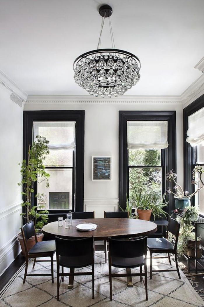 svart och vitt matsal interiör-oval matbord-simple-elegant kristallkrona