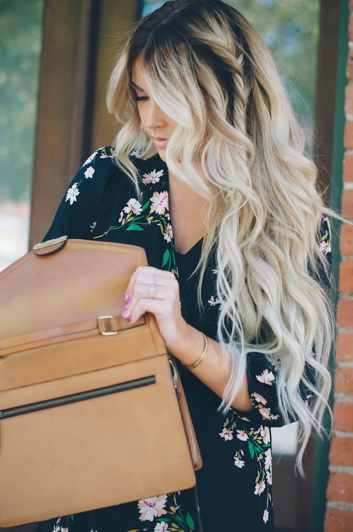 tmavé tipy a svetlé blondínky veľký efekt blogger krásna žena béžová taška šaty s kvetinovým motívom