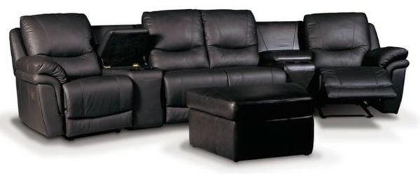 svart-sofa-for-hjemme-kino-bakgrunn i hvitt