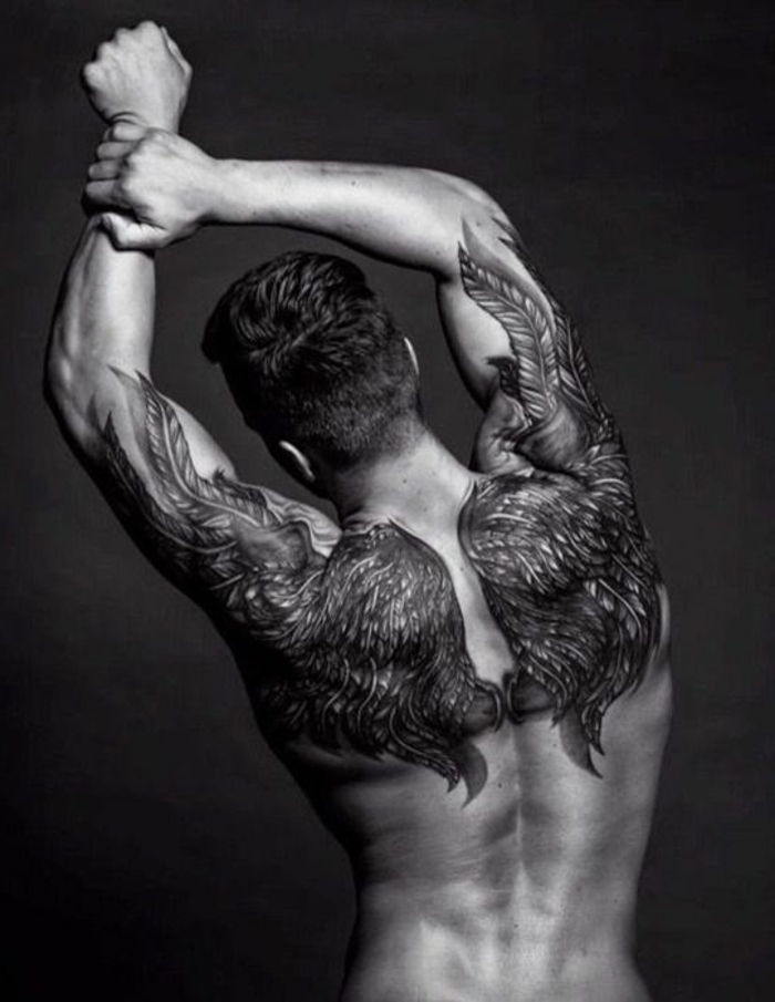 Nog een geweldig idee voor een zwarte tattoo engel voor mannen - hier is een man met een engelenvleugel tatoeage