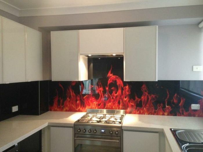 originalna ideja za kuhinjo - steklena stena z ognjem