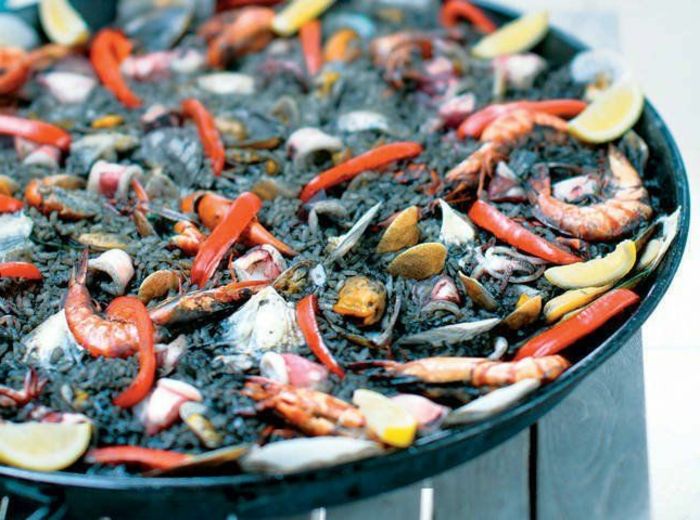 juodieji ryžiai sveiki paelės ispanų patiekalai su juodu ryžių krevetiu, jūros gėrybių maistas