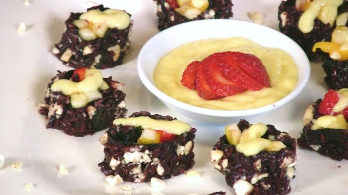 svart ris hälsosamt recept på sushi i svart färg med kvark vaniljkräm och jordgubbar