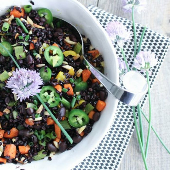 svart ris hälsosam idé att designa färgglad tallrik mångfald av grönsaker och ris paprika morötter