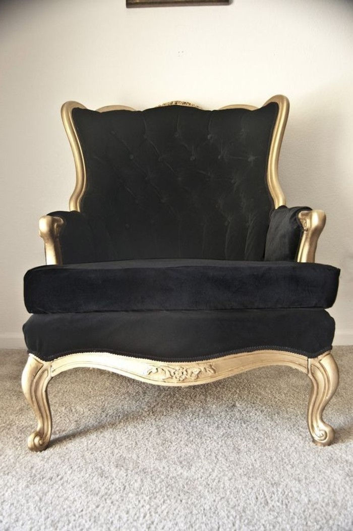 črno-baročni-stol z zlato-okvirjem