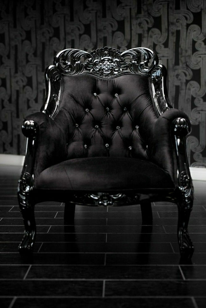 juodas fotelis Aksominė baroko stiliaus elegantiškas modelis