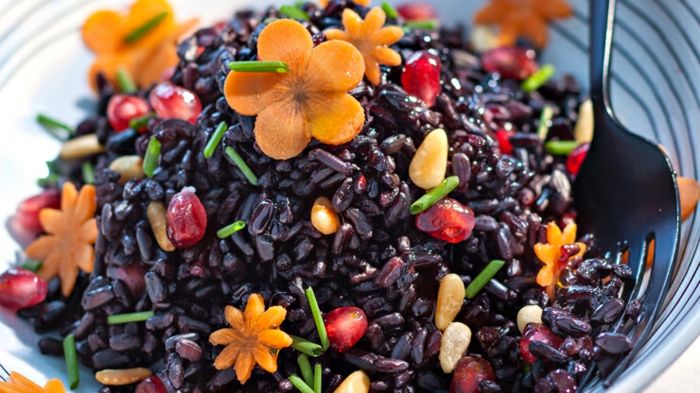 svart ris hälsosam balanserad mat vacker tallrik färgglada färger orange blommor från morötter
