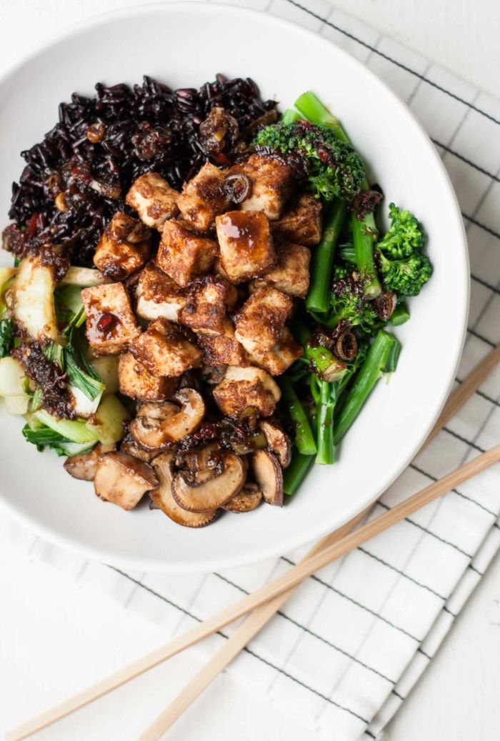 recept svart ris med köttbitar svamp broccoli och matchande kryddor med ätpinnar