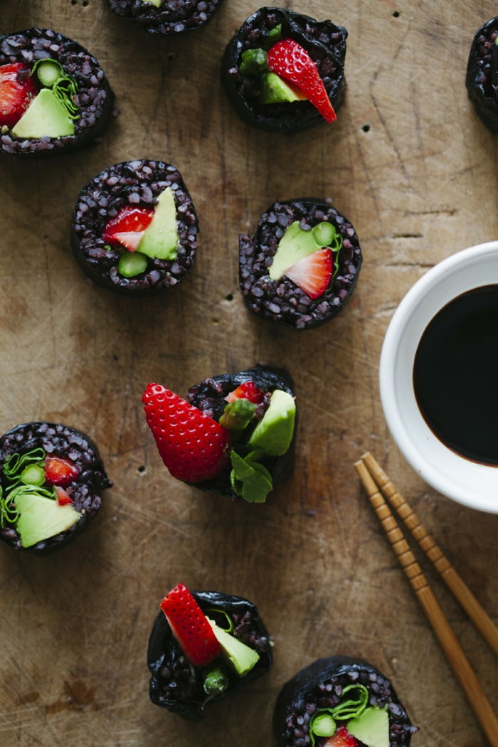 recept svart ris sushi med frukt jordgubbar och avokado söt sushi idé att förbereda sig själv