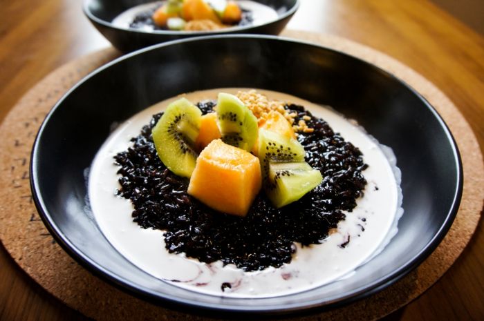 receptas juodas ryzys saldus idėja dizainas maisto spalvinga graži pieno ryžių kivio mango sėklos sezamas