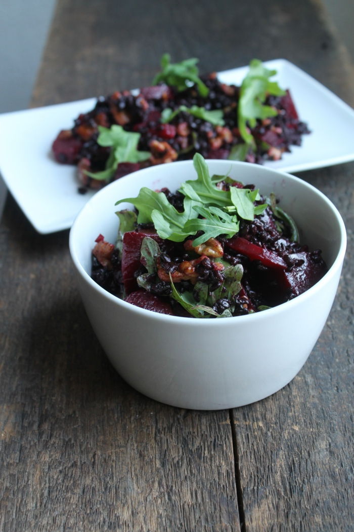 Reteta cu orez negru Ideea pentru salata cu arugula si orez plus rosii in castron sau placa