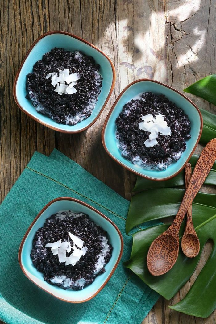 recept med svart ris tre skål i turkos färg mjölk ris svart träsked kokosnöt