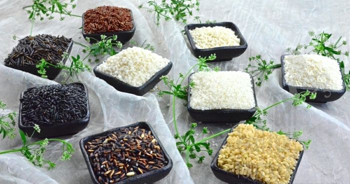 svart ris matlagning kvadratisk skål sorter av ris vit röd brun svart långkorn