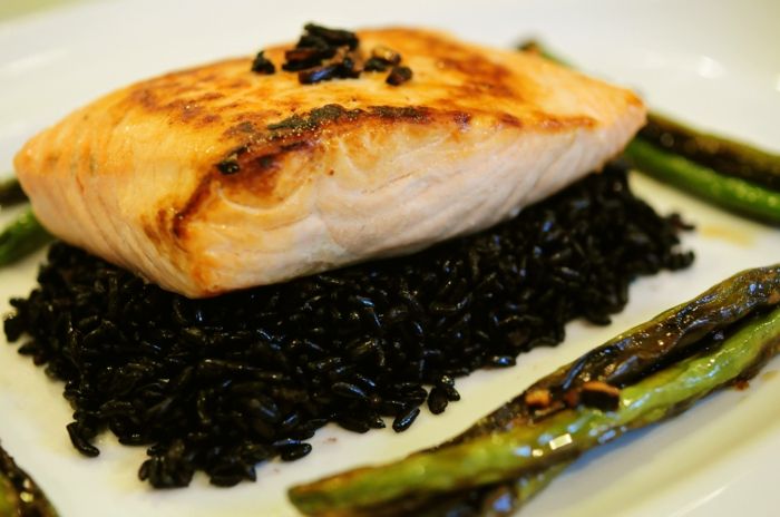 čierna ryža varenie losos na ryžovom miske špargľa príloha jedlá zdravá výživa rovnováha