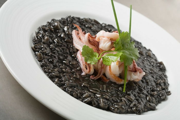 svart ris matlagning idé medelhavet middag förbereder kolhydrater och äggskal skaldjur