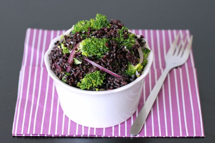 svart ris matlagning hälsosam balanserad kost för vegetarisk eller vegan lila mat