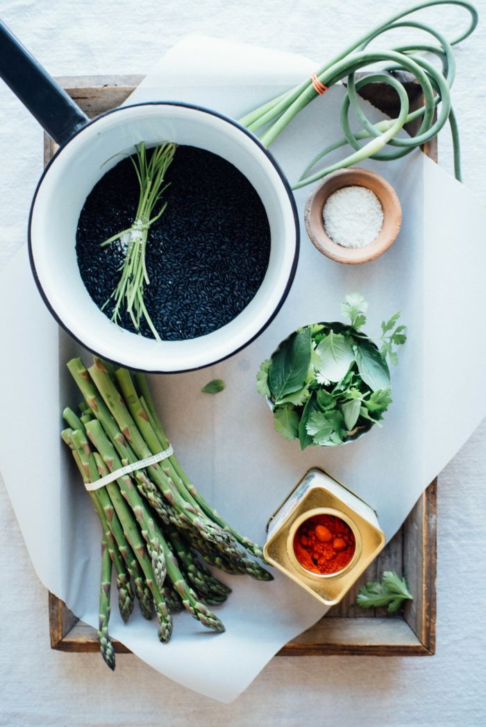 svarta ris matlagning idéer för att förbereda lätt recept ris med asparges rödlök peppar lök