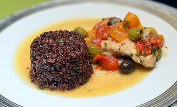 svart ris matlagning idé ris som en rätter köttfilet grillning med grönsaker oliv tomat paprika