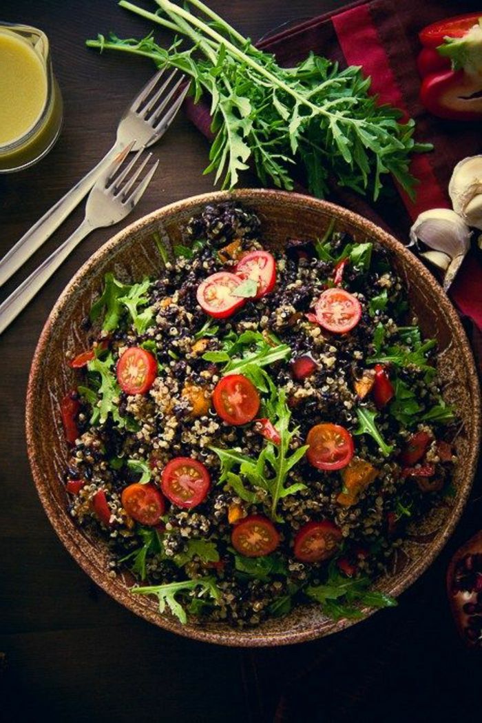 svart ris matlagning färgrik tallrik på bordet arugula och kryddor som dekoration gaffel sås för mat