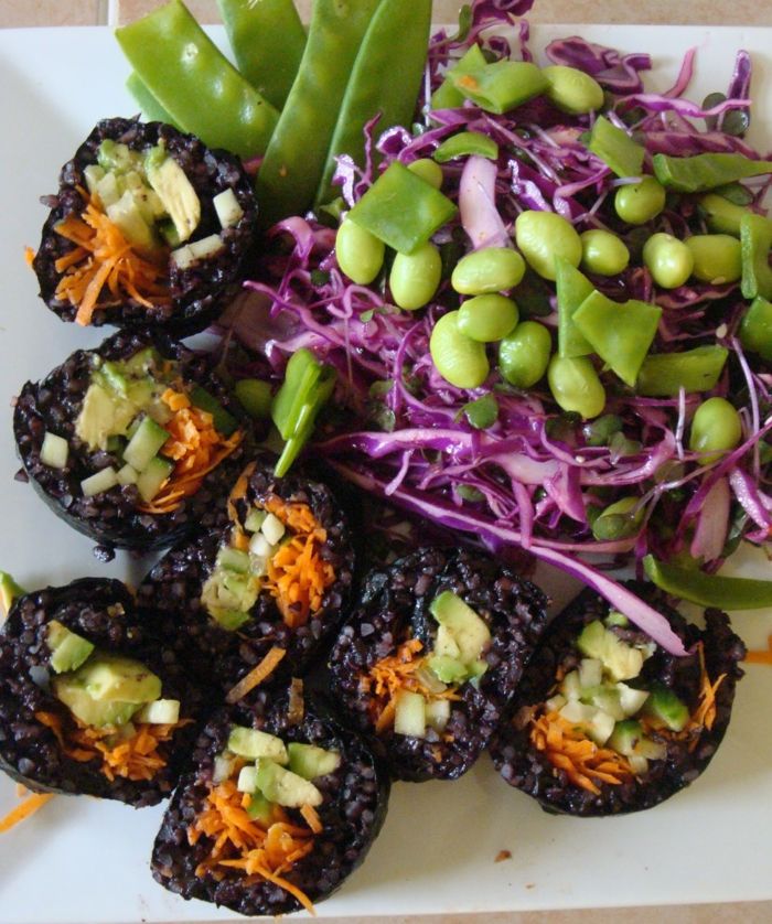 čierna ryža výživa dobré jedlo zdravie sushi s čiernymi ryžovými bôby príloha zelín
