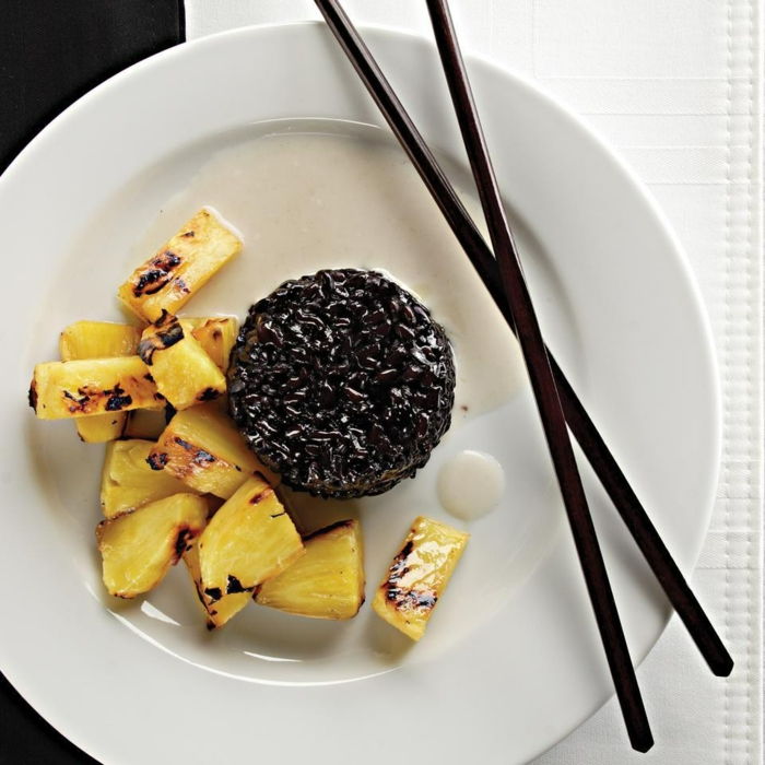svart ris näring hälsosam kombination av ris och ananas balanserad kost ätpinnar