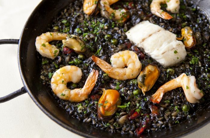 juodųjų ryžių maitinimas krevetės su ryžių moliuskais paprikos žuvies mediteranean maistas