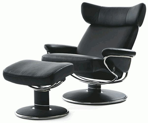 juoda nestabili biuro kėdės fone baltos spalvos