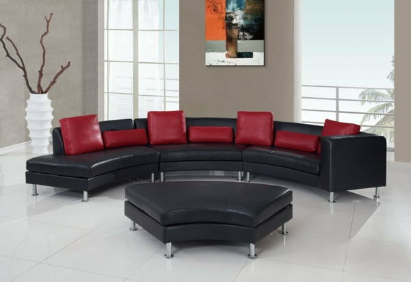 svart soffa i en halvcirkelformad formad röd kudde