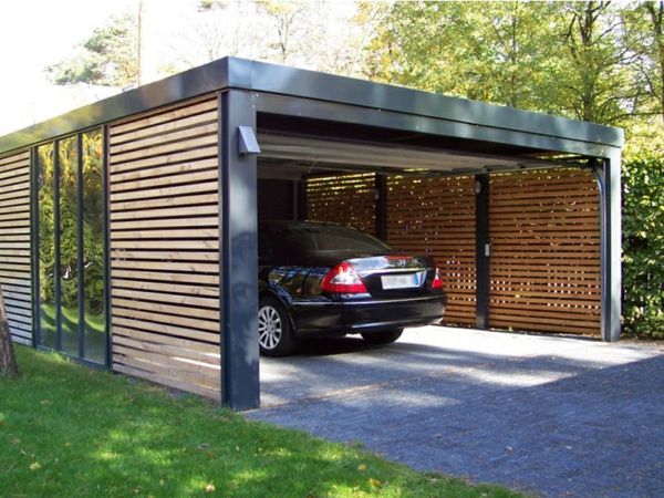 Siyah-car-in-a-modern garaj