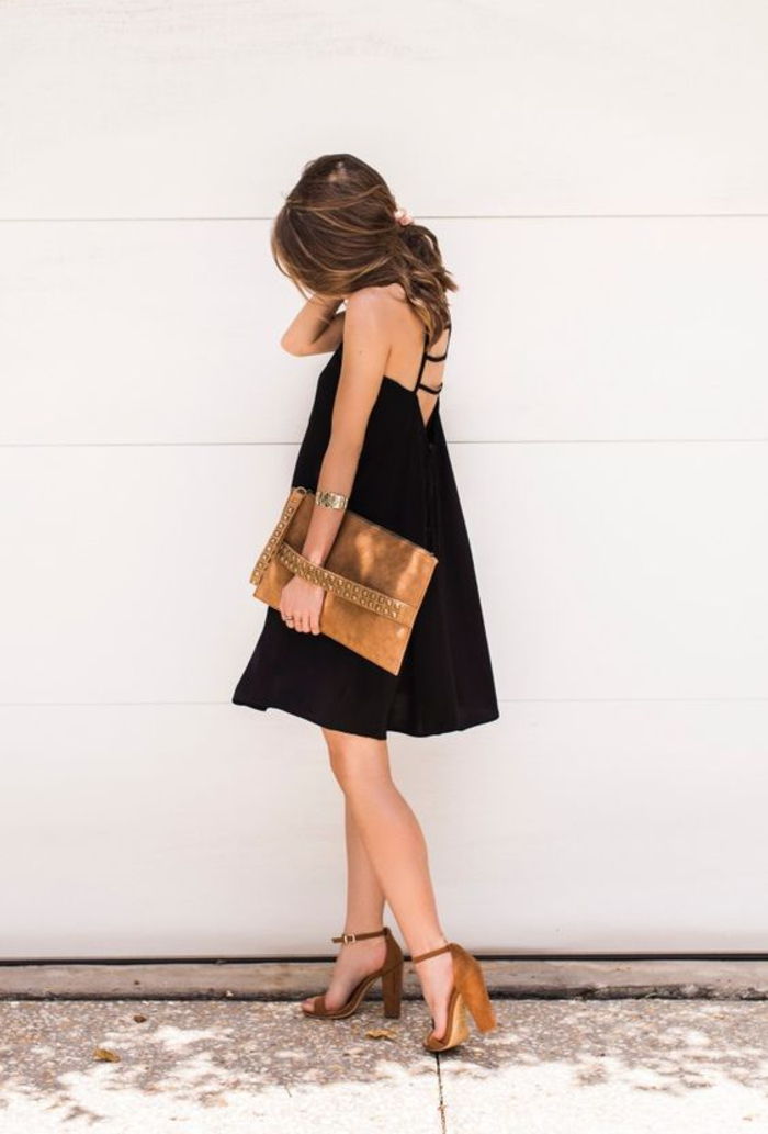 Daglig kjole i svart, pose og pumper i brunt, til knær, bredt