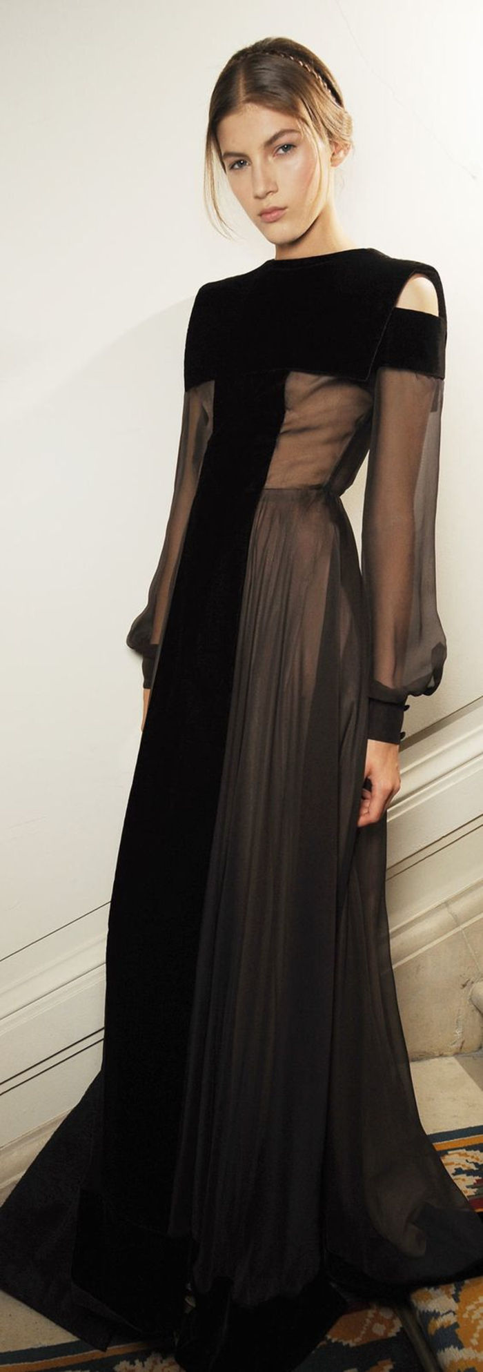 svart kjole, gjennomsiktig, lang, med stinkende kveldskjole