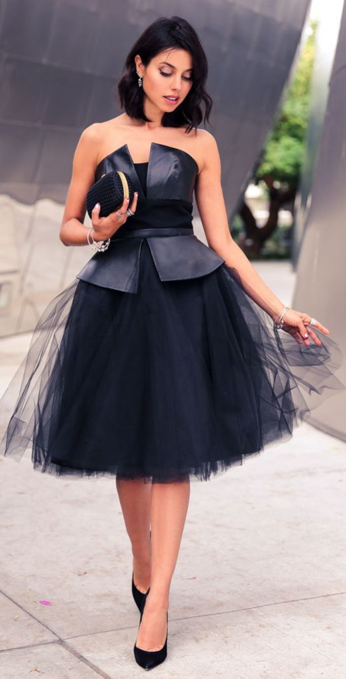 svart kjole, svarte pumper og kobling, ekstravagant