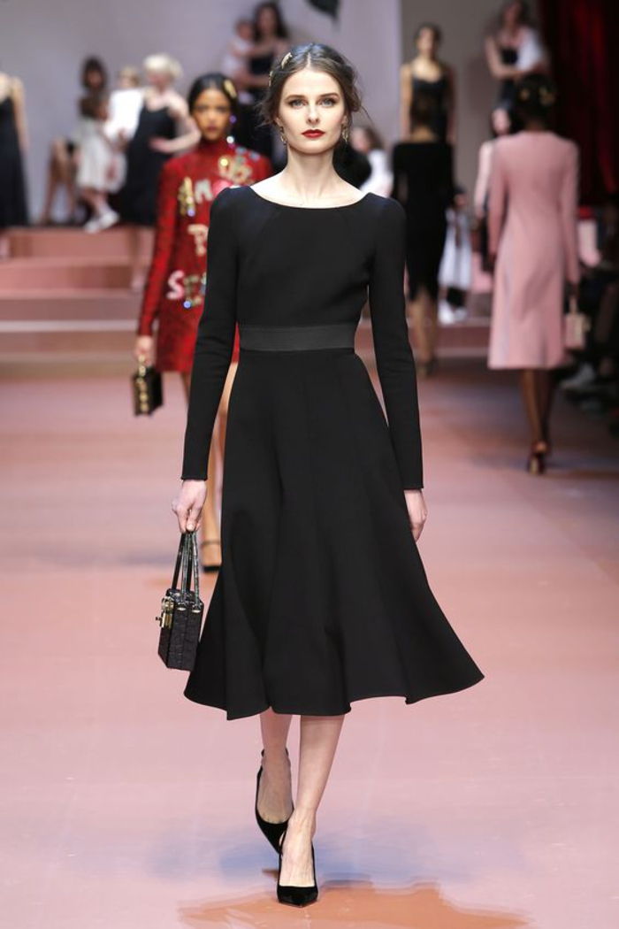 klassisk klänning i svart, lång, med långa ärmar, svart väska och skor
