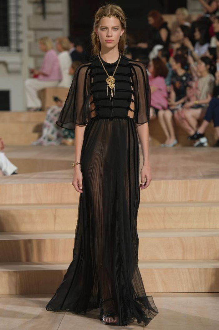 svart kjole, tett og lang, med ermer, kombinasjon med gullsmykker, langkjede