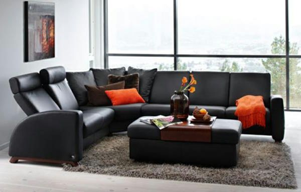 czarno-sofa-z-pomarańczowymi poduszki