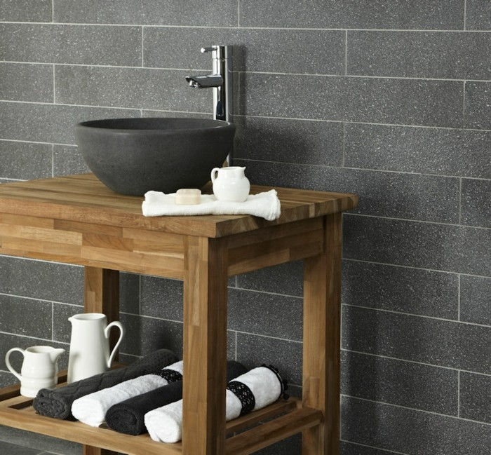 juoda-kriauklė-medinis-spinta pagal pilkos sienos-in-vonios kambarys