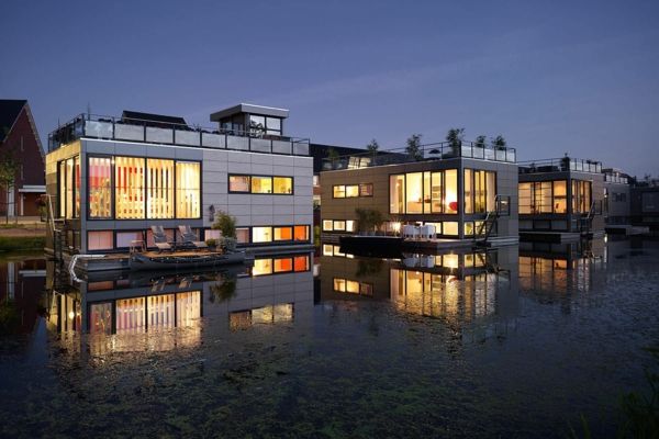 plávajúce-Ubytovanie-nočné moderná architektúra