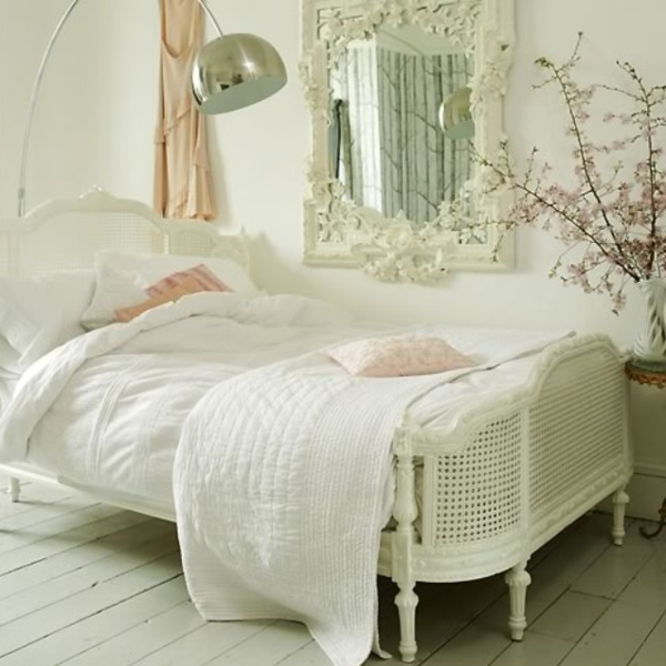 Country-stil soverom - barokk speil ved siden av den hvite sengen