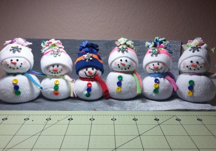majhni beli snežaki z barvnimi skledami ter rumenimi, modrimi in rdečimi gumbi - snežaka iz nogavic