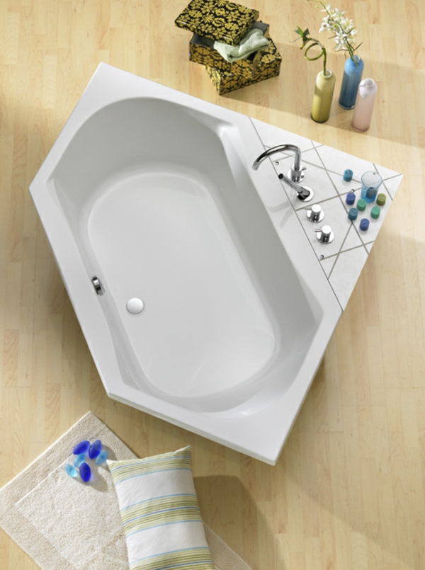 zeshoekig bad-in-wit-foto-genomen-van-de-top - zeer modern