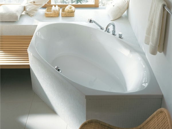 zeshoekig bad moderne vormgeving lichte badkamer