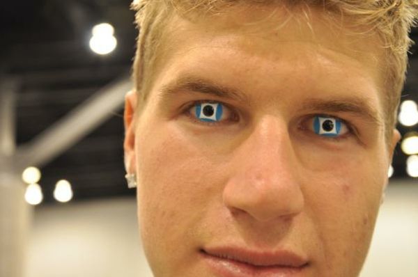 samotné modré kontaktné šošovky-for-halloween