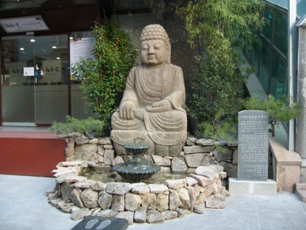 zelo velik Buda vodnjak