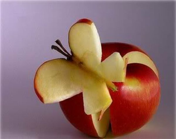 bardzo ciekawy motyl ozdoba jabłko i fioletowe tło