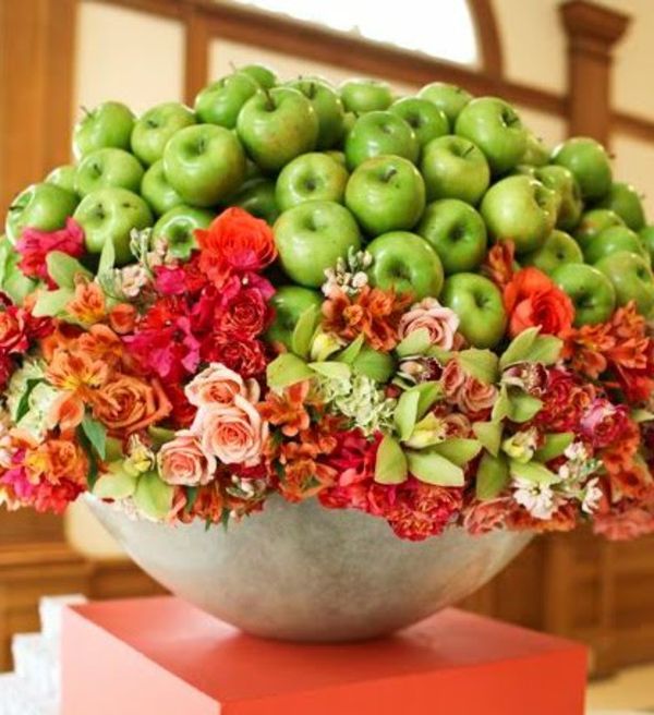 bardzo ciekawa dekoracja jabłka z kolorowymi kwiatami